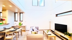 開放感ある上部の吹き抜けは、より高い場所からの陽を取り込み四季折々に室内を演出してくれます。
