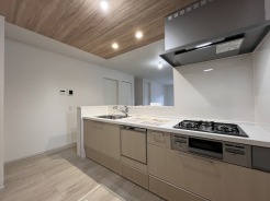 1号棟 キッチンはオープンカフェスタイルだからリビングとの一体感はバッチリ。毎日のお料理時間も楽しくなりそうです。
