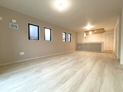 1号棟 家族団欒のリビング。陽光差し込む食卓には家族の会話とスマイルが溢れます。いつまでもここで食卓を囲みたくなる、そう感じさせてくれるスペース。
