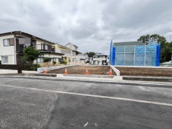 南道路に面しており日中もたくさんの陽が入ります。風通りや周辺環境など実際に現地にてご確認ください。
