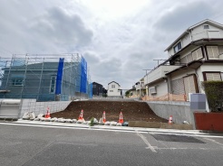 戸建てが立ち並ぶ静かな住宅街。四季折々の移り変わりを感じながら自然と楽しみ、暮らす、そんな毎日を日々の中で感じられる住環境
