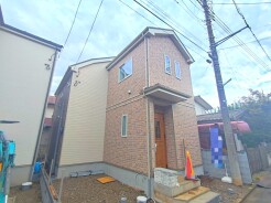 西武池袋線「狭山ヶ丘」駅から歩15分。
レンガカラーのかわいいお家です。