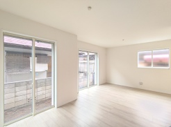 【ＬＤＫ／約14.93帖】
リビング南側に大きな窓が２つあり、室内に明るい日差しが入ります。