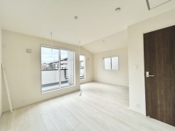 どんな家具にでも相性が良い清潔感ある白色調のクロスを採用。主張しすぎない配色、耐久性にも優れた床材は日々のメンテナンスも楽に、快適に過ごして頂けるよう考えられています。
