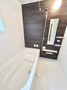 その日の疲れをゆっくりと落としてくれる場所、お子様との大事なひと時を楽しくしてくれる場所。曲線美も感じられるくつろぎのバスタブは、半身浴も楽しめる居心地の良さ。
