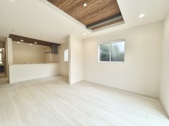 1号棟 夕食の時間。家族、友人、両親、親戚との会話がより料理を美味しくしてくれる。あっという間に時間が過ぎてしまう居心地の良さは、普段はほっとする空間としてここにあります。
