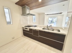 家族が一番集まる場所だから広々としつつも素敵な空間であって欲しい。皆がくつろぐリビングからキッチンまでが一つに繋がる空間。
