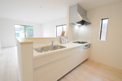 家族が一番集まる場所だから広々としつつも素敵な空間であって欲しい。皆がくつろぐリビングからキッチンまでが一つに繋がる空間。
