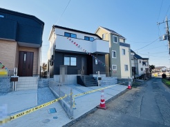 1号棟 戸建てが立ち並ぶ静かな住宅街。四季折々の移り変わりを感じながら自然と楽しみ、暮らす、そんな毎日を日々の中で感じられる住環境
