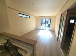 B号棟 リビングにいる家族の顔が見渡せるカウンターキッチン。お料理もより一層おいしく、楽しく。食器棚を背面に設置しても十分な広さを確保しています。
