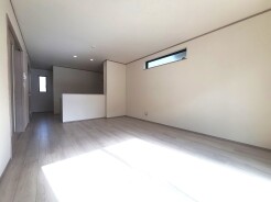 B号棟 家族団欒のリビング。陽光差し込む食卓には家族の会話とスマイルが溢れます。いつまでもここで食卓を囲みたくなる、そう感じさせてくれるスペース。
