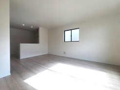 家族団欒のリビング。陽光差し込む食卓には家族の会話とスマイルが溢れます。いつまでもここで食卓を囲みたくなる、そう感じさせてくれるスペース。
