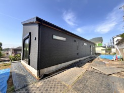 建物のサイドにカースペースがあります。平屋ならではの安定感のある外観
