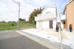 1号棟 戸建てが立ち並ぶ静かな住宅街。四季折々の移り変わりを感じながら自然と楽しみ、暮らす、そんな毎日を日々の中で感じられる住環境
