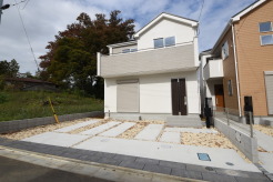 1号棟 戸建てが立ち並ぶ静かな住宅街。四季折々の移り変わりを感じながら自然と楽しみ、暮らす、そんな毎日を日々の中で感じられる住環境
