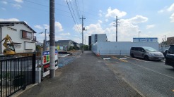 戸建てが立ち並ぶ静かな住宅街。四季折々の移り変わりを感じながら自然と楽しみ、暮らす、そんな毎日を日々の中で感じられる住環境
