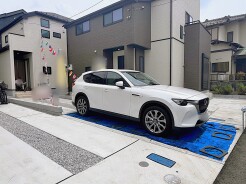 4号棟 前面道路は交通量が少なく、駐車がしやすいです。駐車スペース2台分ございます。

