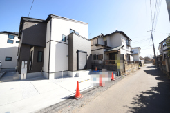 戸建てが立ち並ぶ静かな住宅街。四季折々の移り変わりを感じながら自然と楽しみ、暮らす、そんな毎日を日々の中で感じられる住環境
