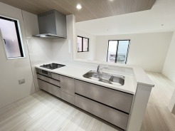 リビングにいる家族の顔が見渡せるカウンターキッチン。お料理もより一層おいしく、楽しく。食器棚を背面に設置しても十分な広さを確保しています。
