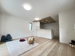 家族団欒のリビング。陽光差し込む食卓には家族の会話とスマイルが溢れます。いつまでもここで食卓を囲みたくなる、そう感じさせてくれるスペース。
