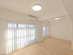 【ＬＤＫ／約14.8帖】
家族団欒のリビング。陽光差し込む食卓には家族の会話とスマイルが溢れます。
いつまでもここで食卓を囲みたくなる、そう感じさせてくれるスペース。
