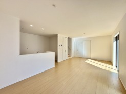 B号棟 夕食の時間。家族、友人、両親、親戚との会話がより料理を美味しくしてくれる。あっという間に時間が過ぎてしまう居心地の良さは、普段はほっとする空間としてここにあります。
