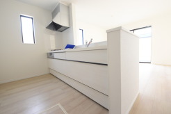 リビングにいる家族の顔が見渡せるカウンターキッチン。お料理もより一層おいしく、楽しく。食器棚を背面に設置しても十分な広さを確保しています。
