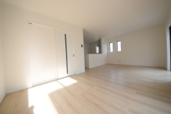 いつも家族の集まるリビングは広々とした18.25帖。通風・採光にも優れ、心安らぐ風と光がたえない空間。汎用性に富んだ居住スペースと、高揚感さえも与えてくれる住空間です。
