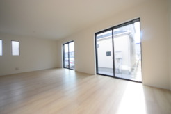 いつも家族の集まるリビングは広々とした18.25帖。通風・採光にも優れ、心安らぐ風と光がたえない空間。汎用性に富んだ居住スペースと、高揚感さえも与えてくれる住空間です。
