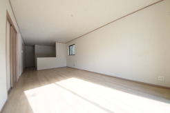 いつも家族の集まるリビングは広々とし19.25帖（パントリー含む）。通風・採光にも優れ、心安らぐ風と光がたえない空間。汎用性に富んだ居住スペースと、高揚感さえも与えてくれる住空間です。
