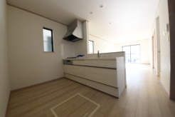 リビングにいる家族の顔が見渡せるカウンターキッチン。お料理もより一層おいしく、楽しく。食器棚を背面に設置しても十分な広さを確保しています。
