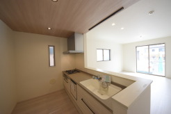 18号棟 家族が一番集まる場所だから広々としつつも素敵な空間であって欲しい。皆がくつろぐリビングからキッチンまでが一つに繋がる空間。
