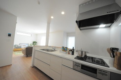 A号棟 家族団欒のリビング。陽光差し込む食卓には家族の会話とスマイルが溢れます。いつまでもここで食卓を囲みたくなる、そう感じさせてくれるスペース。
