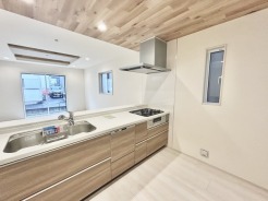 リビングにいる家族の顔が見渡せるカウンターキッチン。お料理もより一層おいしく、楽しく。食器棚を背面に設置しても十分な広さを確保しています。
