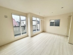 どんな家具にでも相性が良い清潔感ある白色調のクロスを採用。主張しすぎない配色、耐久性にも優れた床材は日々のメンテナンスも楽に、快適に過ごして頂けるよう考えられています。
