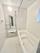 その日の疲れをゆっくりと落としてくれる場所、お子様との大事なひと時を楽しくしてくれる場所。曲線美も感じられるくつろぎのバスタブは、半身浴も楽しめる居心地の良さ。
