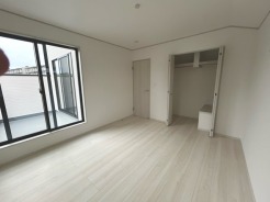 ゆとりの7帖ある寝室、陽光が入りやすく朝の目覚めも気持ち良く起こしてくれます。

