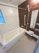 一緒にお風呂に入っている子供達の声がリビングまで聞こえてきそうな広々とした１坪バス

