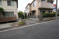 解体後更地渡し
通りから入ったプライベート空間で落ち着いた雰囲気でお住いになる。敷地部分でお子様の遊ぶスペースや駐車スペースに活用できます。
