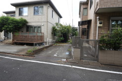 解体後更地渡し
通りから入ったプライベート空間で落ち着いた雰囲気でお住いになる。敷地部分でお子様の遊ぶスペースや駐車スペースに活用できます。
