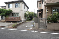 セカンドカーや来客時にも便利なカースペース2台分ございます。
解体後更地渡し
通りから入ったプライベート空間で落ち着いた雰囲気でお住いになる。敷地部分でお子様の遊ぶスペースや駐車スペースに活用できます。
