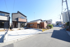 5m幅員の道路に面しておりお車の運転が苦手な方でも安心して出入りいただけます。
