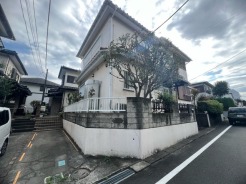 戸建てが立ち並ぶ静かな住宅街。四季折々の移り変わりを感じながら自然と楽しみ、暮らす、そんな毎日を日々の中で感じられる住環境
