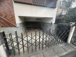 カースペースは1台駐車できます。車庫の出し入れのしやすさなど、実際に現地にてご確認ください。
