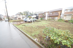 戸建てが立ち並ぶ静かな住宅街。四季折々の移り変わりを感じながら自然と楽しみ、暮らす、そんな毎日を日々の中で感じられる住環境
