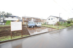 南道路に面しており日中もたくさんの陽が入ります。風通りや周辺環境など実際に現地にてご確認ください。
