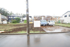 戸建てが立ち並ぶ静かな住宅街。四季折々の移り変わりを感じながら自然と楽しみ、暮らす、そんな毎日を日々の中で感じられる住環境
