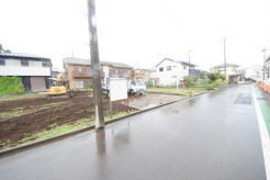 5m幅員の道路に面しておりお車の運転が苦手な方でも安心して出入りいただけます。
