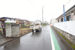5m幅員の道路に面しておりお車の運転が苦手な方でも安心して出入りいただけます。
