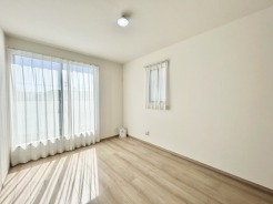 どんな家具にでも相性が良い清潔感ある白色調のクロスを採用。主張しすぎない配色、耐久性にも優れた床材は日々のメンテナンスも楽に、快適に過ごして頂けるよう考えられています。
